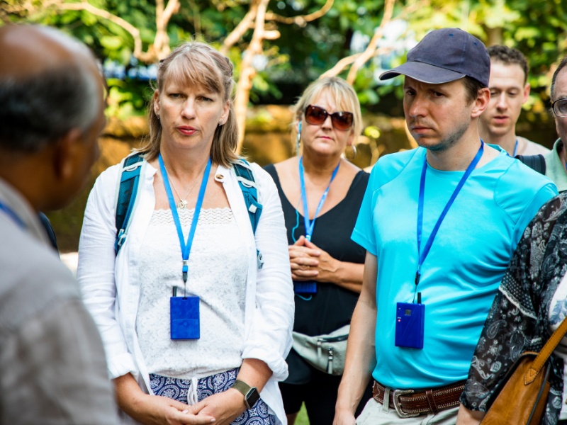 les personnes qui participent à une visite guidée