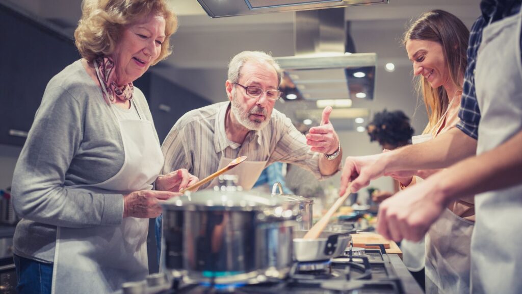 Menschen, die während eines Kurses kochen